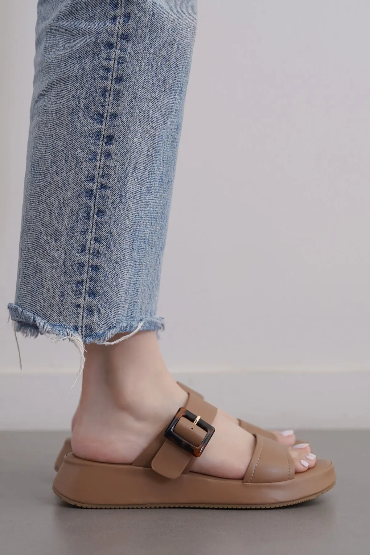 BUCKLE MAMA SLIDES