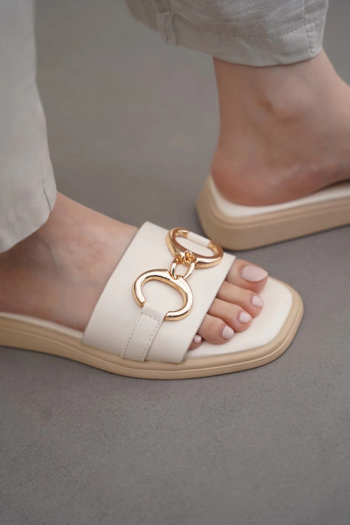 COMFY BUCKLE SLIDES