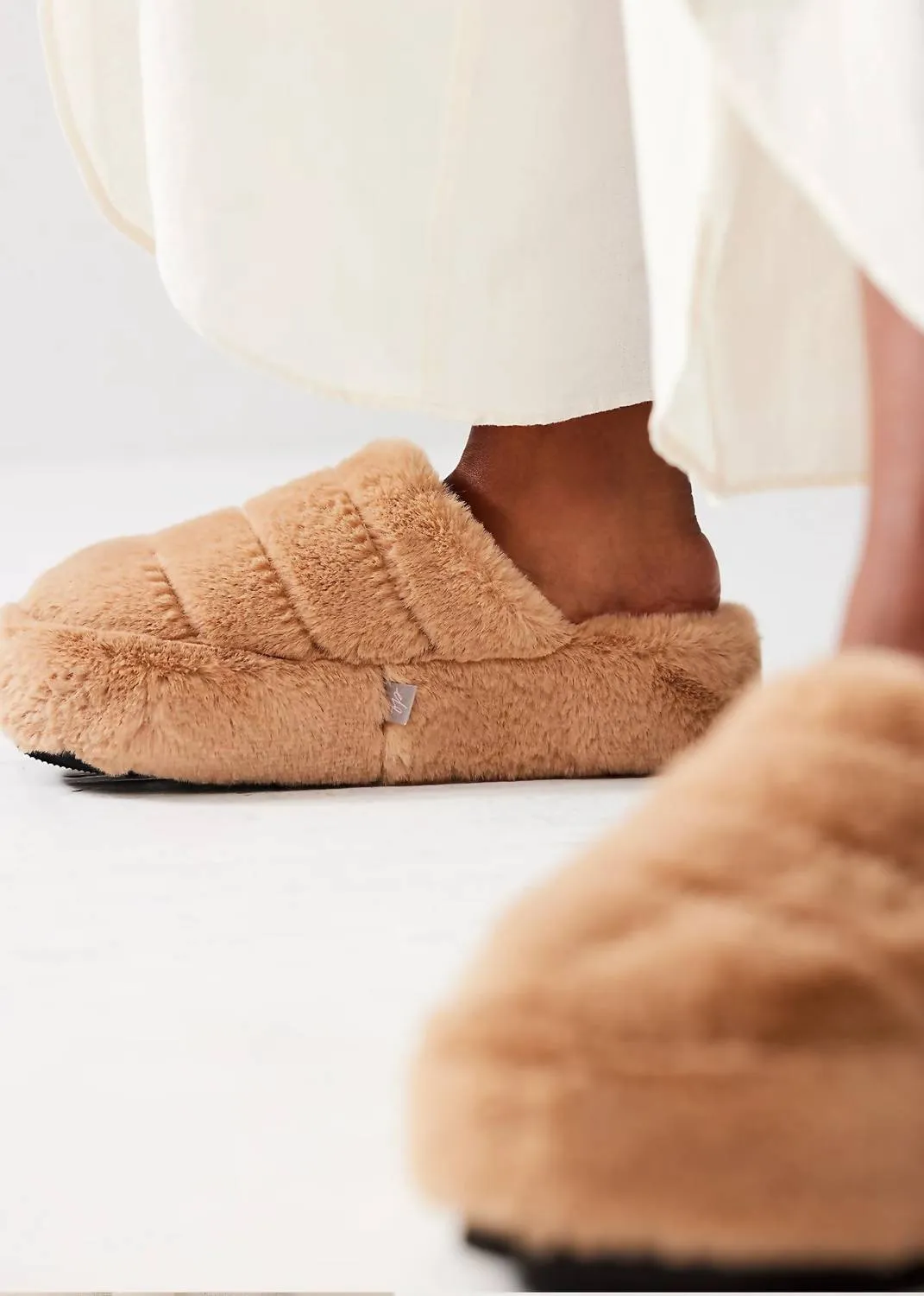 ItS A Vibe Platform Slipper In Taupe