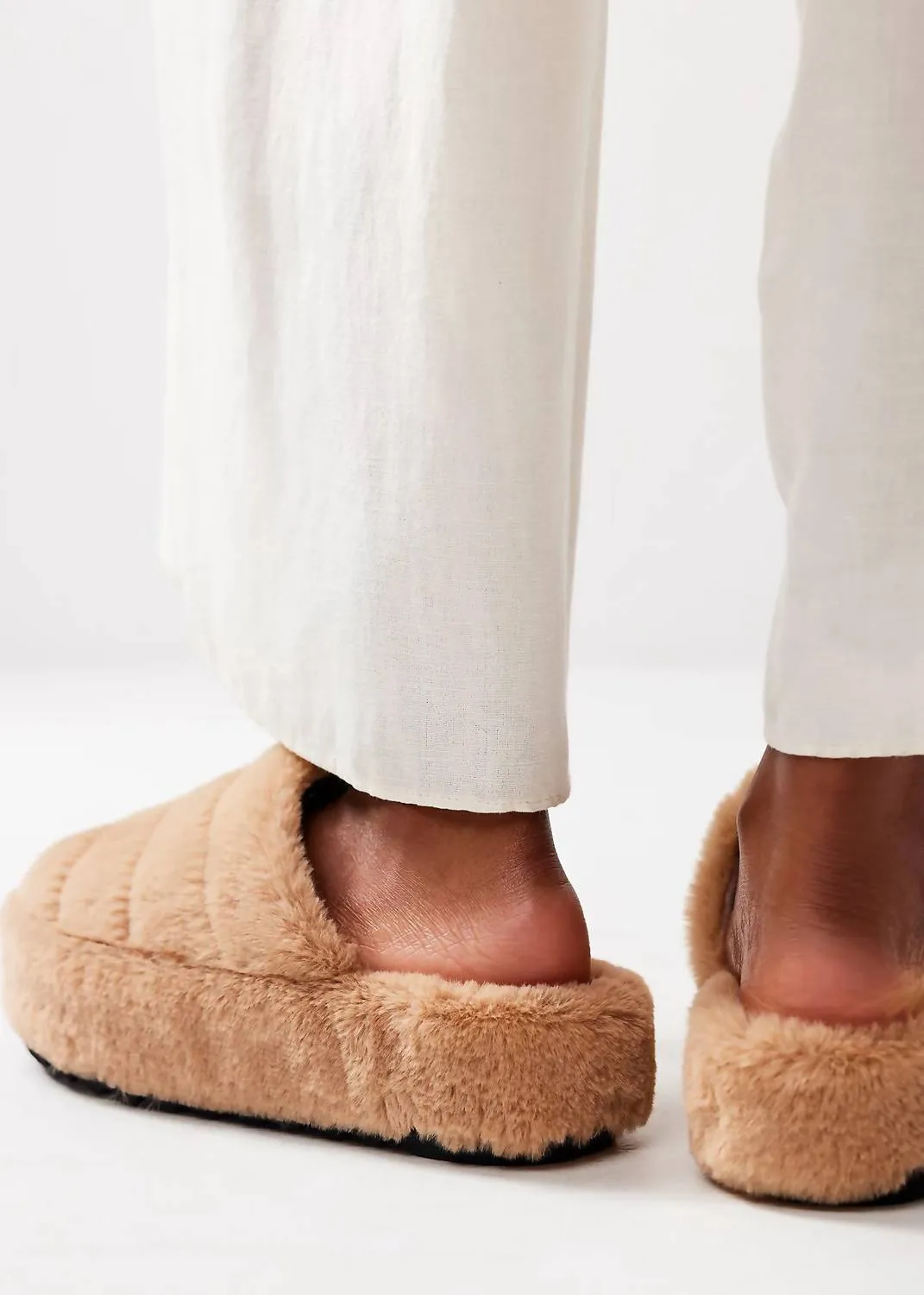 ItS A Vibe Platform Slipper In Taupe