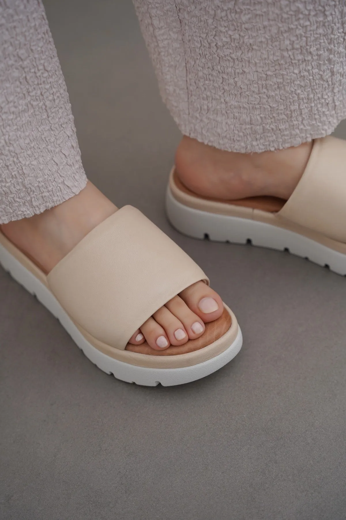 LEATHER MAMA PLATFORM SLIDES