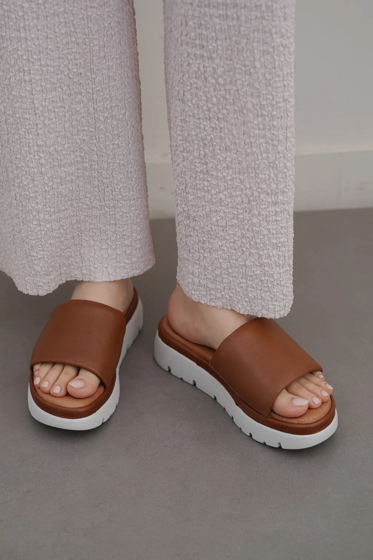 LEATHER MAMA PLATFORM SLIDES