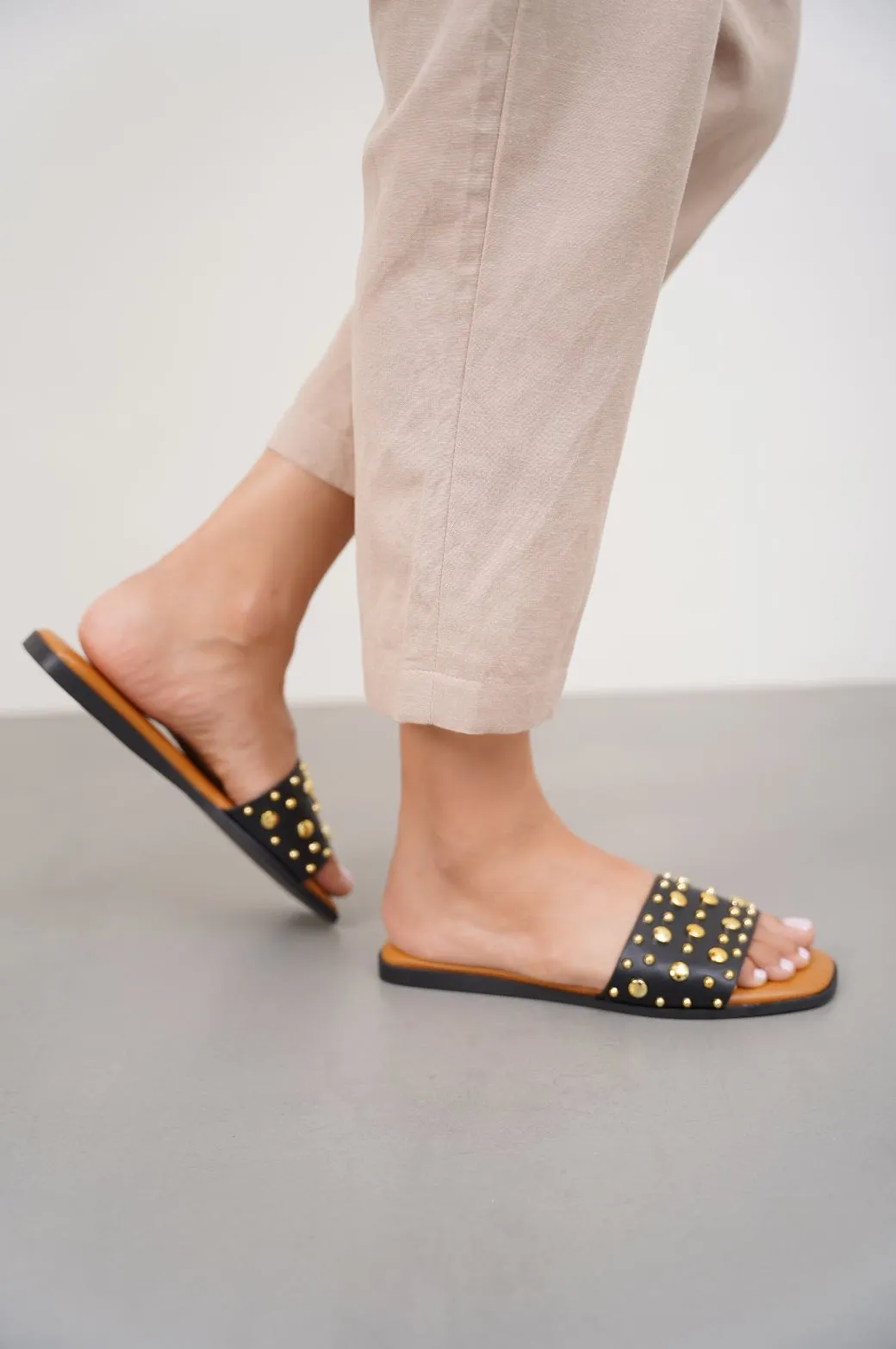 STUDDED SLIDES