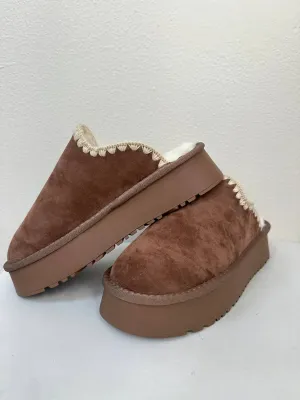 Women's Crochet Edge Sherpa Platform Slippers In Mocha