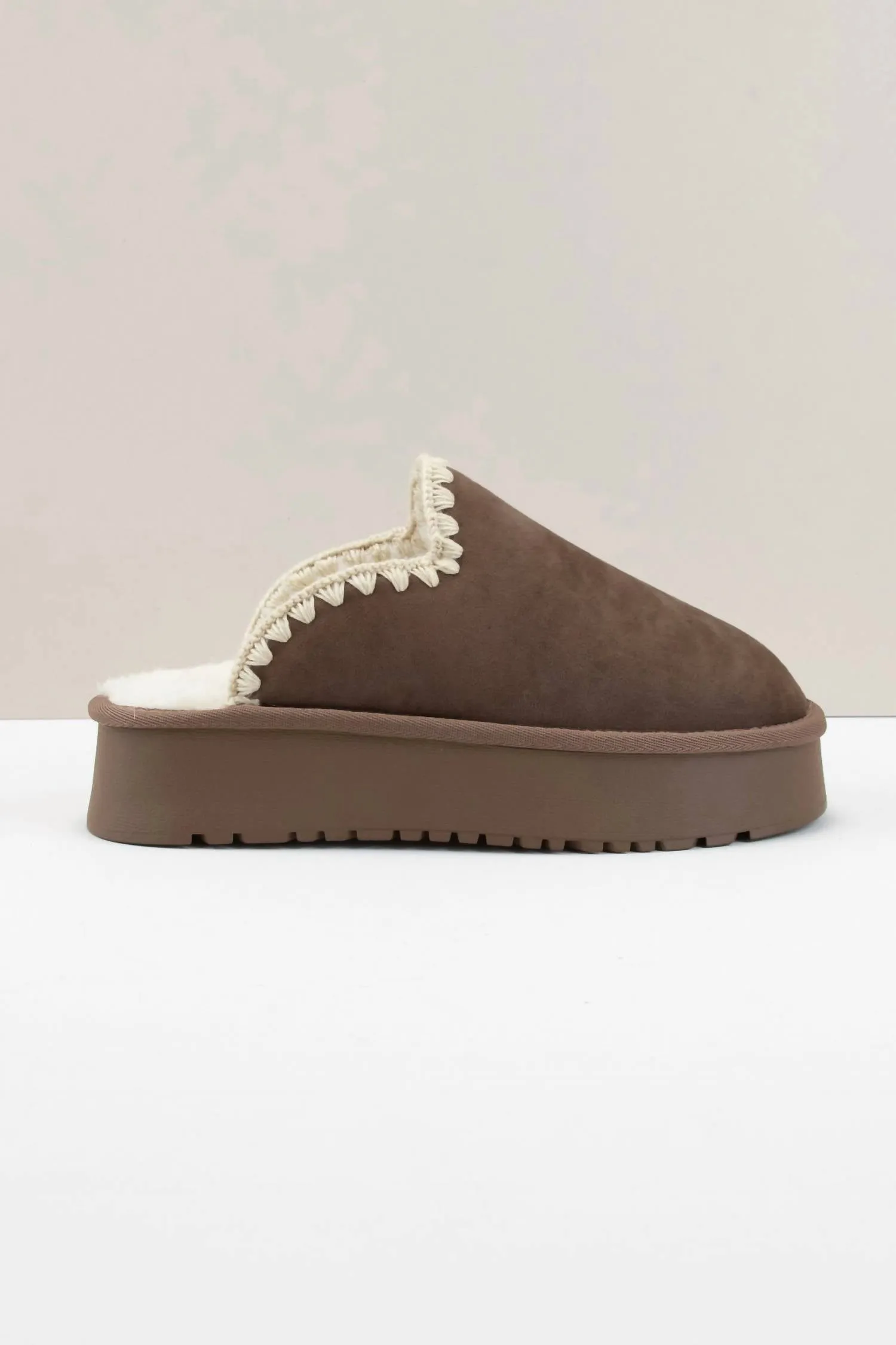 Women's Crochet Edge Sherpa Platform Slippers In Mocha
