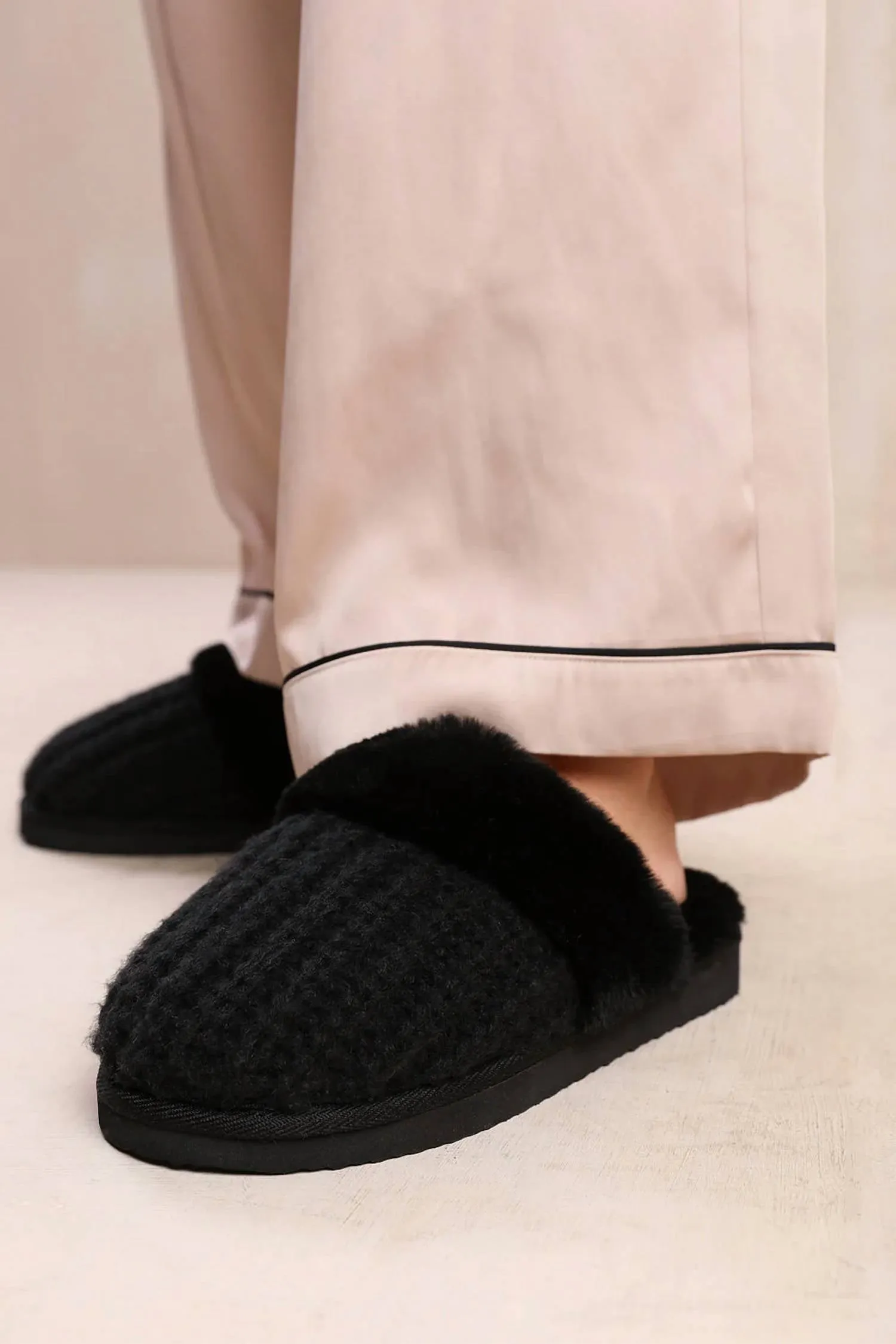Women's Knitted Snug Faux Fur Slippers In Black